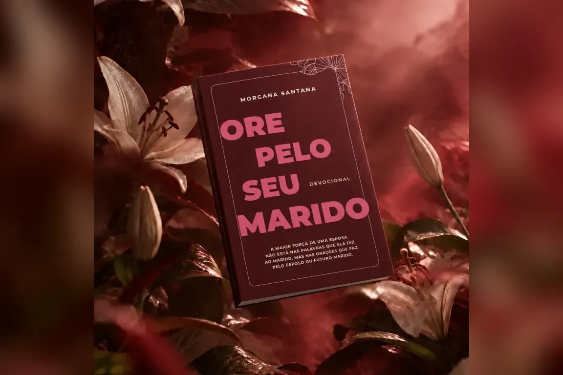 Livro Ore pelo Seu Marido entre lírios em um fundo vinho, com a capa bordô, o título em rosa e a frase A maior força de uma esposa não está nas palavras que ela diz ao marido, mas nas orações que faz pelo esposo ou futuro marido